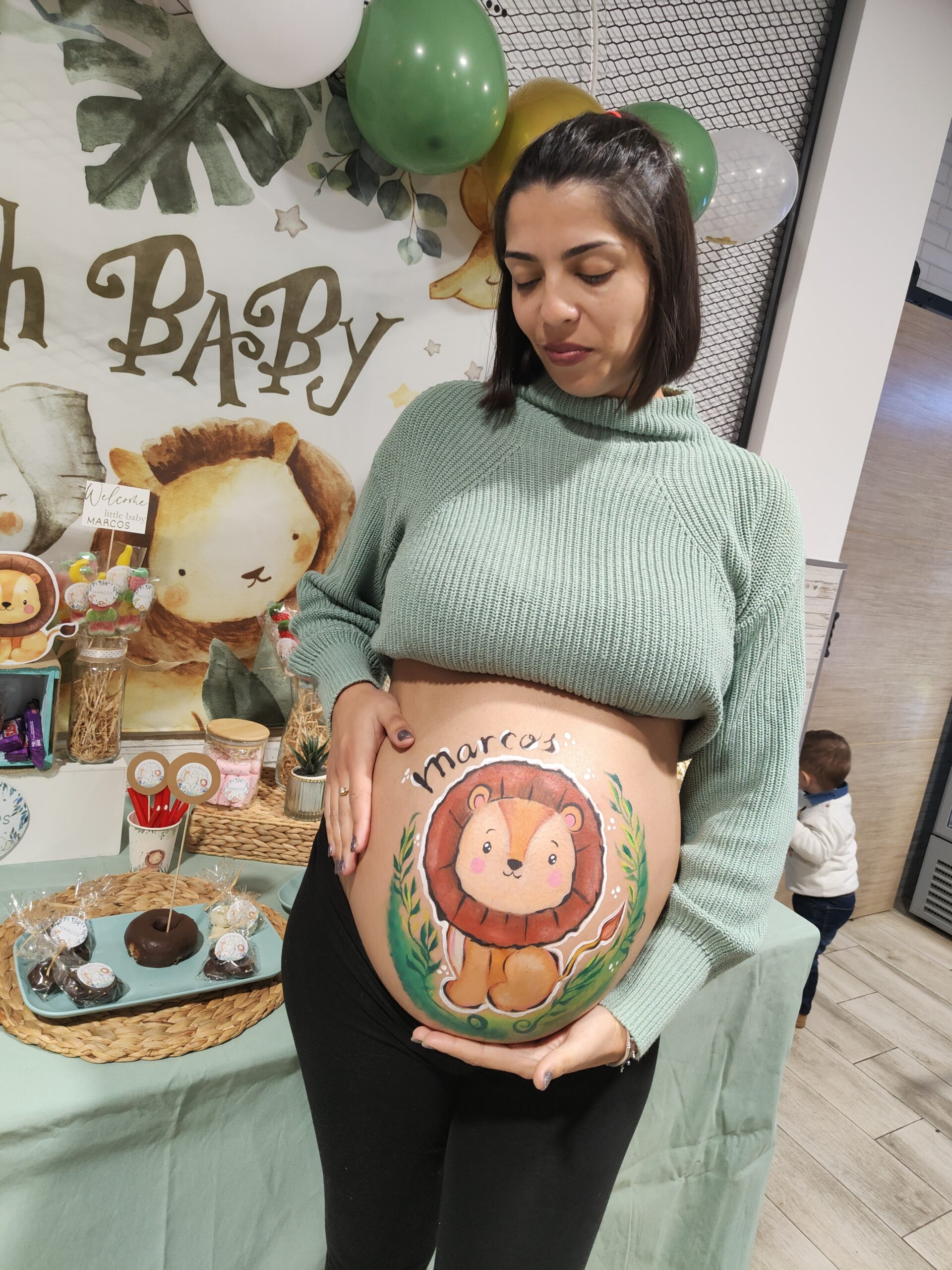 Mamá con barriga pintada de león